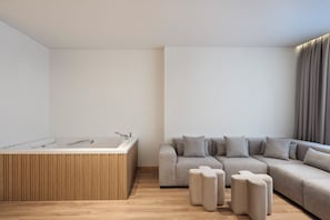 Suite | In-room safe, desk, laptop workspace, blackout curtains - Nur City Suites (Athens)