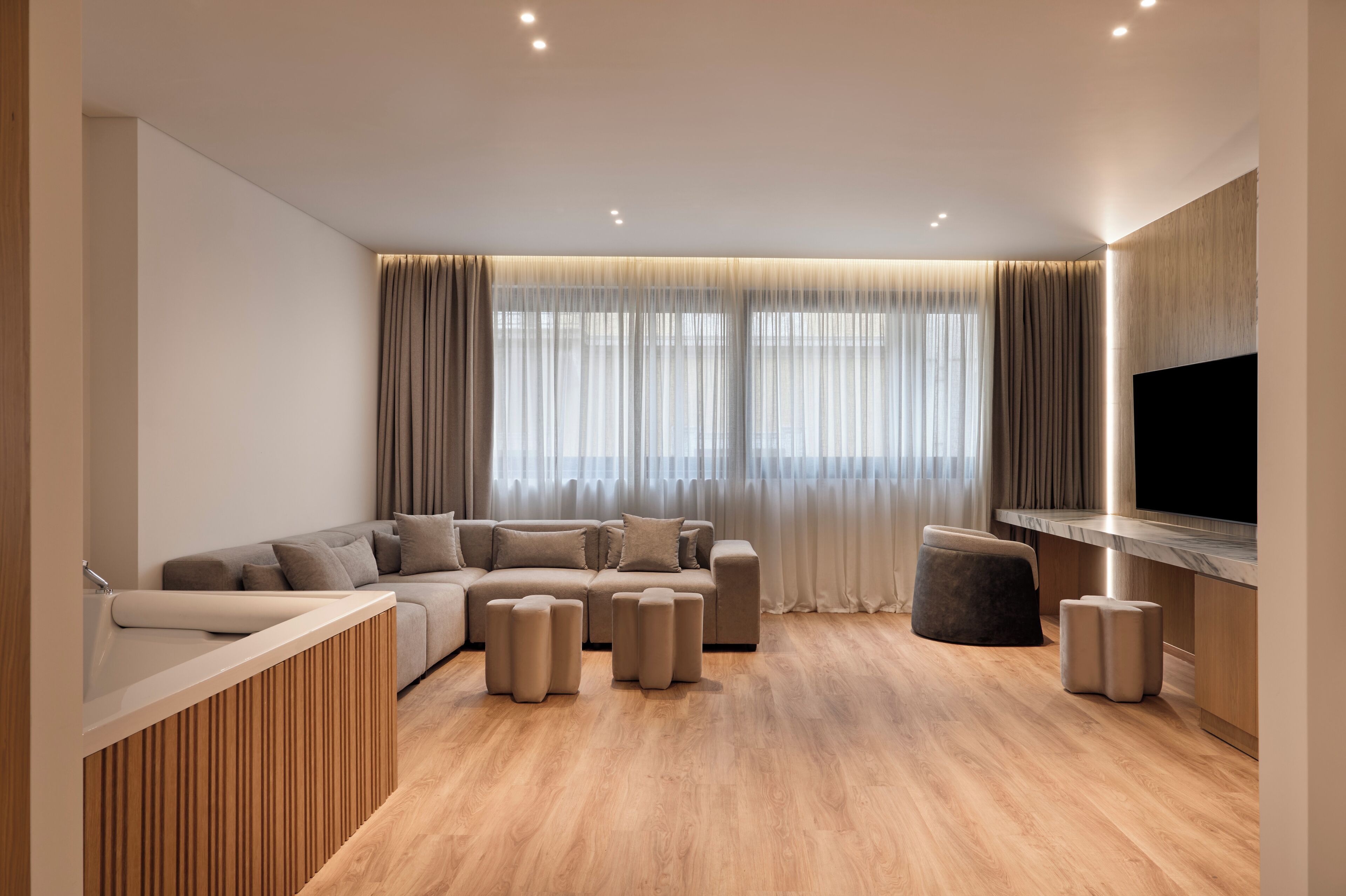 Suite | In-room safe, desk, laptop workspace, blackout curtains