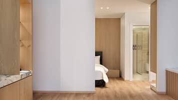 Suite | In-room safe, desk, laptop workspace, blackout curtains