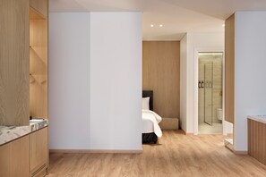 Suite | In-room safe, desk, laptop workspace, blackout drapes