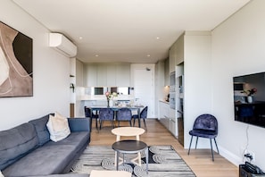 House | 1 bedroom, desk, Internet - Sea Point Central Modern 1bed Apt Marlo Stone (Cape Town)