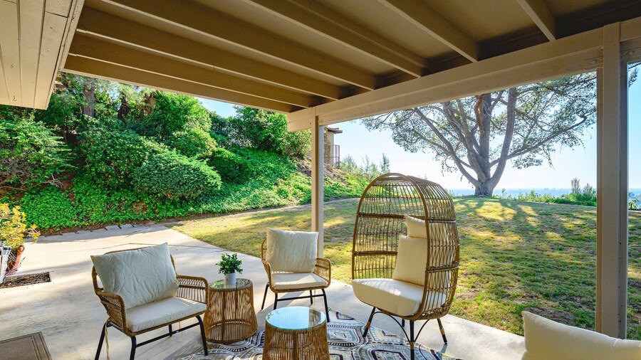 Spacious Retreat With Scenic Mountain Views