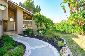 House | 4 bedrooms, Internet - Spacious Retreat With Scenic Mountain Views (Santa Ana)