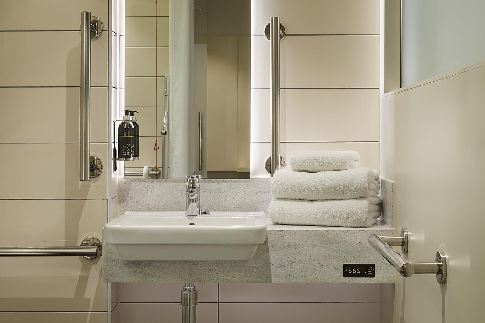 Chambre Standard double, douche accessible en fauteuil roulant | Salle de bain | Shampooing