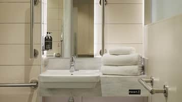 Chambre Standard double, douche accessible en fauteuil roulant | Salle de bain | Shampooing
