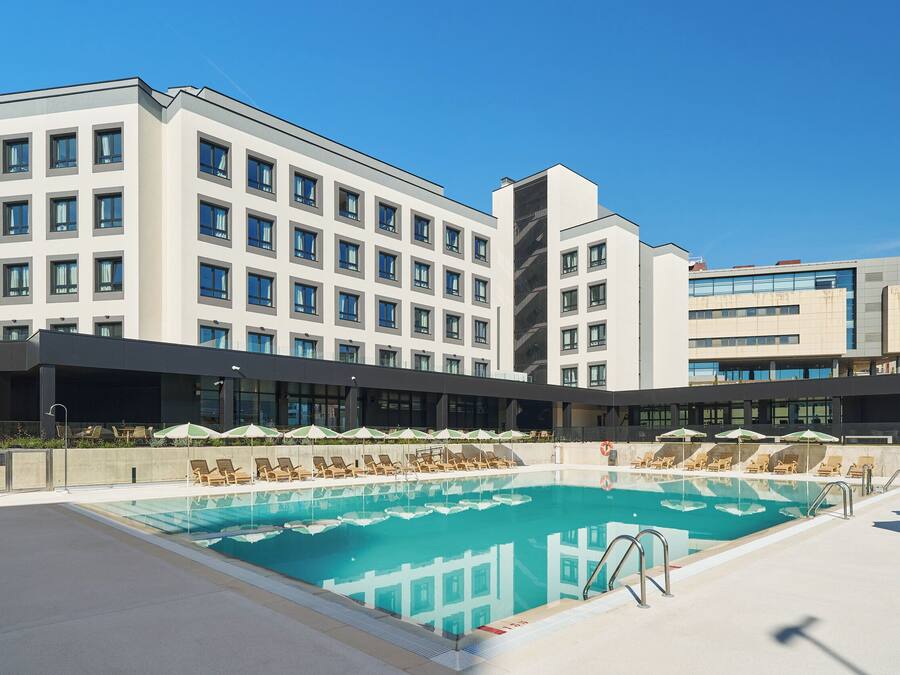 Piscina externa sazonal, guarda-sóis, espreguiçadeiras