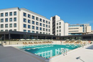 Seasonal outdoor pool, pool umbrellas, pool loungers - Node Madrid Carabanchel (Madrid)