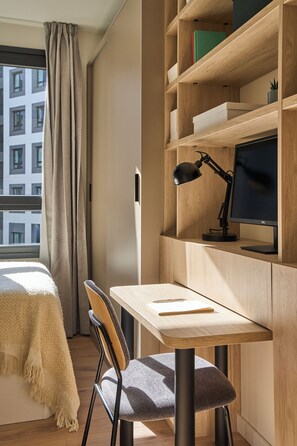 Individually decorated, desk, laptop workspace, free WiFi - The Carabanchel Episode (Madrid)
