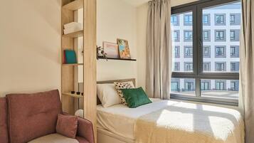 Comfort studio | Individueel gedecoreerd, een bureau, een laptopwerkplek, gratis wifi