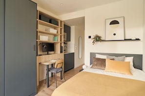 Individually decorated, desk, laptop workspace, free WiFi - The Carabanchel Episode (Madrid)
