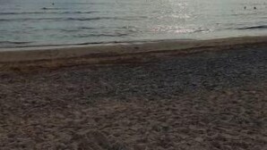 A beach with a sandy shore and a view of the sea and distant land under a cloudy sky. - Large studio with sea view - Terrace & private parking (Saint-Cyr-sur-Mer)
