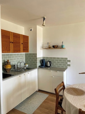 Réfrigérateur, micro-ondes, plaque de cuisson, cafetière/bouilloire