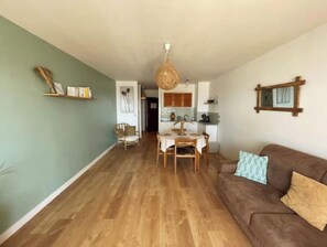 TV, books - Large studio with sea view - Terrace & private parking (Saint-Cyr-sur-Mer)