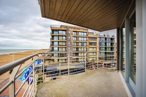 Apartment | Balcony - Modern, Luxurious Corner Flat on the Seafront (Koksijde)