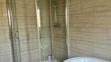 Douche, sèche-cheveux, serviettes fournies, savon