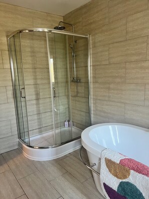 تجهيزات دش، مجففات شعر، مناشف، صابون