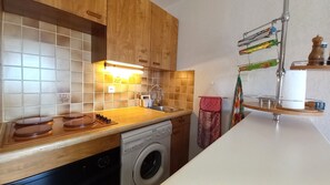 Køleskab, mikrobølgeovn, ovn, kogeplade