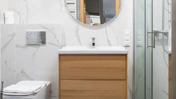 Apartamento, balcón | Baño
