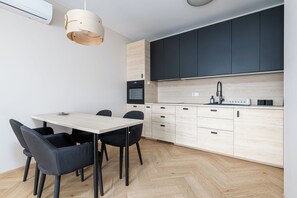 Appartement, balcon | Cuisinette privée | Bouilloire électrique