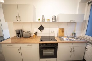 A compact kitchen with a toaster, coffee maker, and a dishwasher. - RR | Spacious Apt_2-67 m²| Parking | Central (Magdeburg)