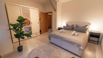 1 dormitori, planxa i posts de planxar, wifi i roba de llit