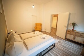 2 slaapkamers, een bureau, een strijkplank/strijkijzer, wifi