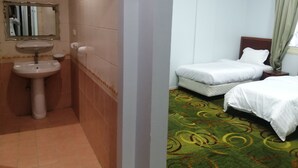 Room, Berbilang Katil, Non Smoking, City View | Ruang kerja komputer riba, Wi-fi percuma 