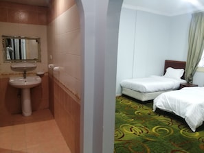 Phòng, nhiều giường, không hút thuốc, quang cảnh thành phố | Khu vực làm việc phù hợp cho laptop