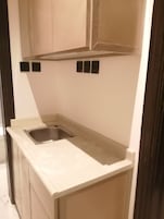 Quarto, várias camas, para não fumantes, vista para a cidade | Cozinha privada