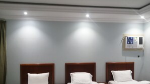 Room, Berbilang Katil, Non Smoking, City View | Ruang kerja komputer riba, Wi-fi percuma 