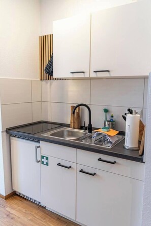 Jääkaappi, liesi, kahvin-/teenkeitin, leivänpaahdin