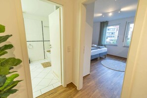 Una habitación con cama, ventana y vistas al exterior.