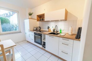 Een koelkast, een oven, een kookplaat, een koffiezetapparaat/waterkoker