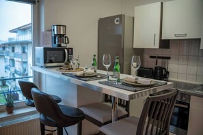 Een koelkast, een magnetron, een oven, een kookplaat