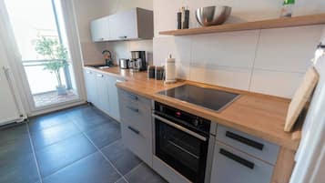 Kjøleskap, ovn, kokeplater og oppvaskmaskin