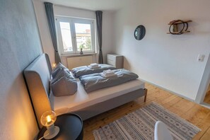 2 bedrooms, desk, iron/ironing board, WiFi