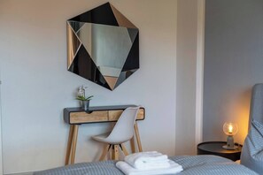 2 bedrooms, desk, iron/ironing board, WiFi