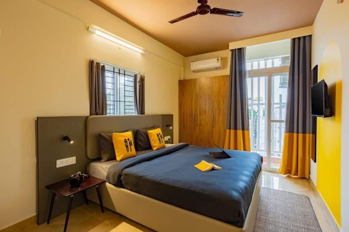 Deluxe Double Room with Balcony | Free WiFi, bed sheets
