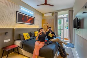 Deluxe Double Room with Balcony | Free WiFi, bed sheets - The Hosteller Bangalore, Manyata Tech Park (Bengaluru)