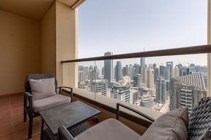 2 bedrooms - Trendy JBR 2BR w Pool and Gym Marina Views (Dubai)