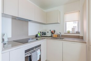Kühlschrank, Mikrowelle, Ofen, Herdplatte