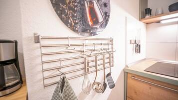 Een koelkast, een kookplaat, een koffiezetapparaat/waterkoker