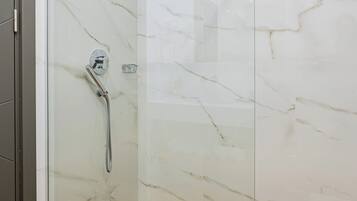 Standaard tweepersoonskamer | Badkamer | Gratis toiletartikelen, handdoeken, zeep, shampoo