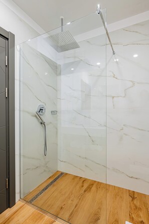 Standard Double Room | Bathroom | Free toiletries, towels, soap, shampoo