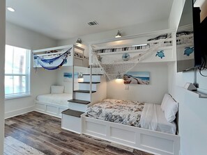 4 bedrooms, iron/ironing board, internet, bed sheets