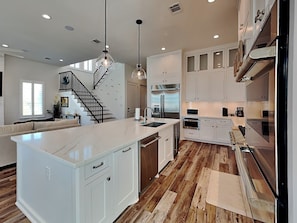 Fridge, microwave, oven, stovetop - Seabreezy Lane | Spacious, Ocean Views (Galveston)