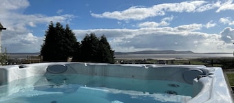 Raphael House - Welsh Sea View Cottage with Jacuzzi