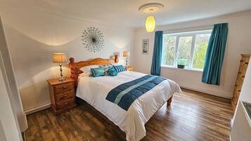 4 bedrooms, iron/ironing board, WiFi, bed sheets