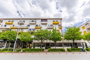 House, Smoking - Modern Apartment With Scenic Views Earthy Vibes (Shkodër)
