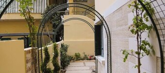 Achrafieh Vintage Apt,24/7Power, Garden BBQ Hottub